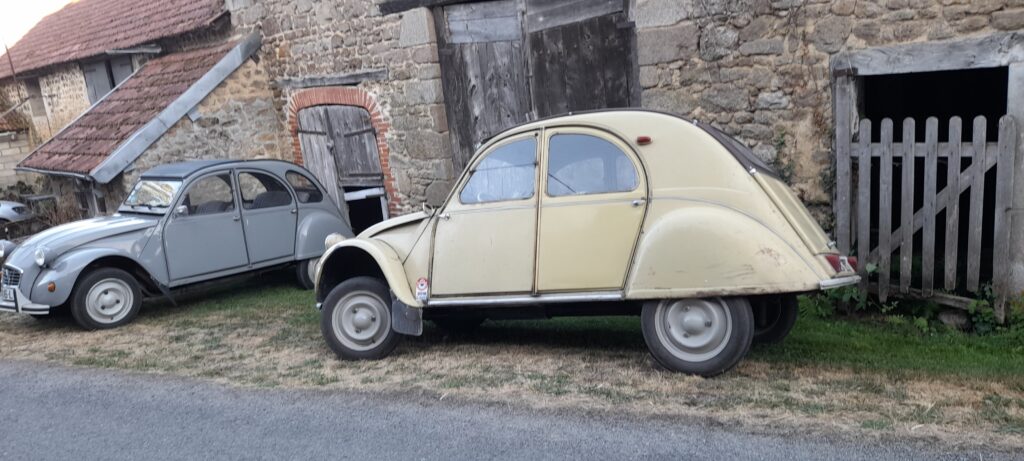 Les 2 Deux chevaux garées à Creusoé